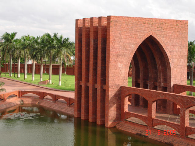 Five_Fundamentals_Gate,_Islamic_University_of_Technology